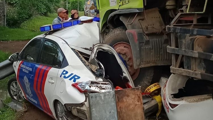 mobil-pjr-kakorlantas-polri-di-tabrak-truk-di-tol-tangerang-merak.jpg