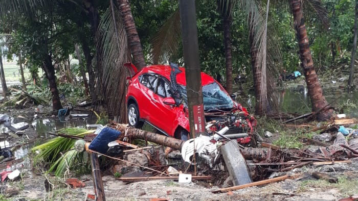 mobil-ringsek-akibat-tsunami-di-anyer.jpg