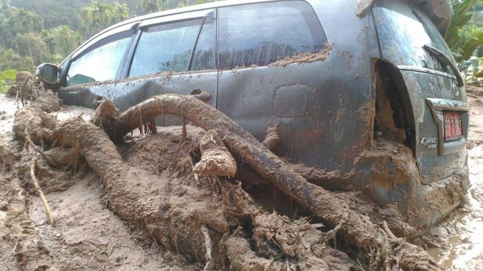 Longsor di Mandailing Natal, Kepala Dinas dan 3 Wartawan Melompat dari Mobil untuk Selamatkan Diri