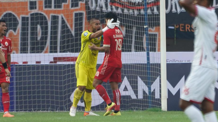momen-kiper-persija-jakarta-andritany-ardhiyasa-memarahi-rekannya-hanif-sjahbandi.jpg