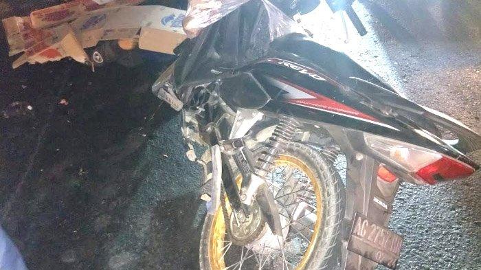 BREAKING NEWS - Tabrak Lari Truk Vs Motor di Kota Kediri, Ayah Luka Parah, Ibu dan Anak Tewas di TKP