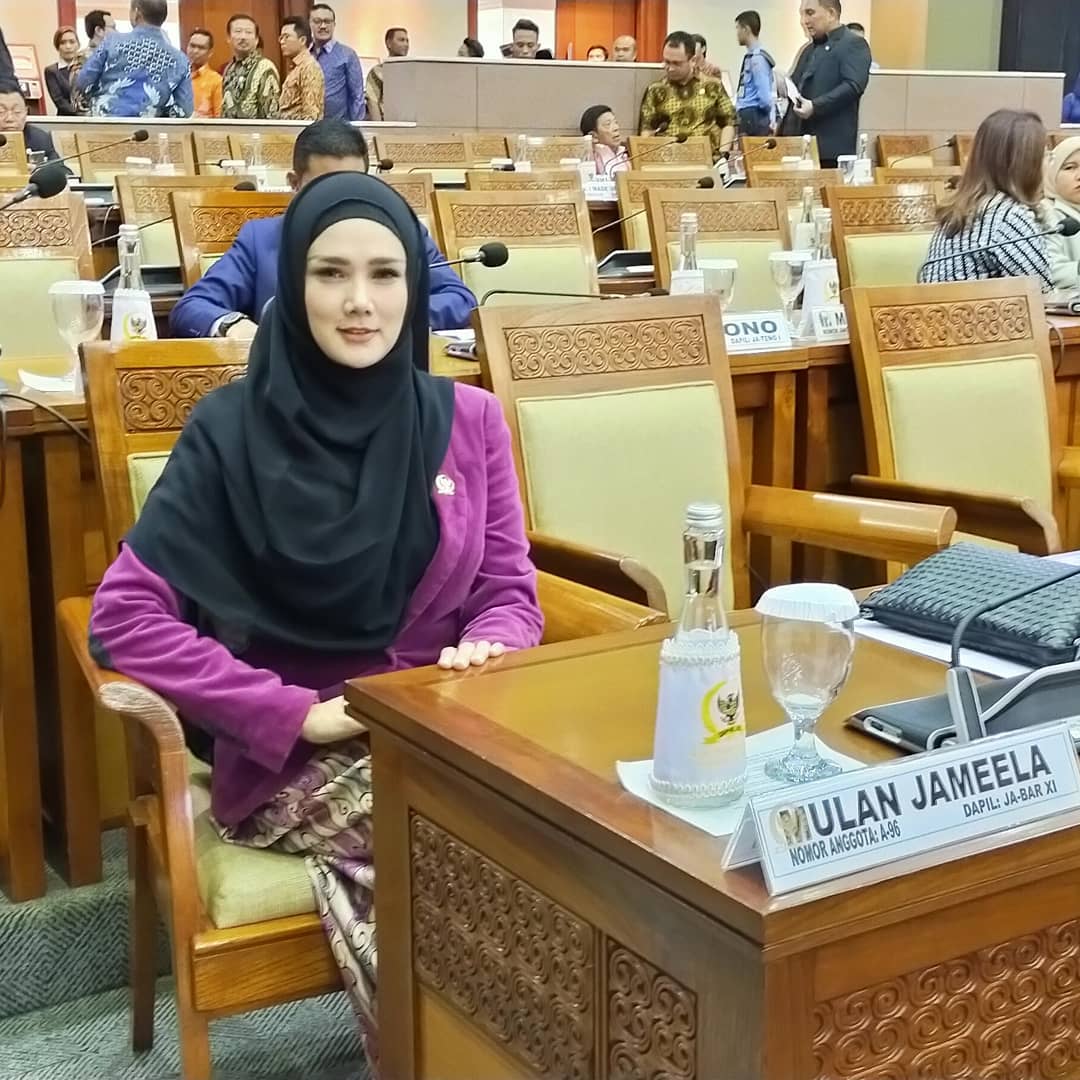 mulan-jameela-saat-ngantor-di-senayan.jpg