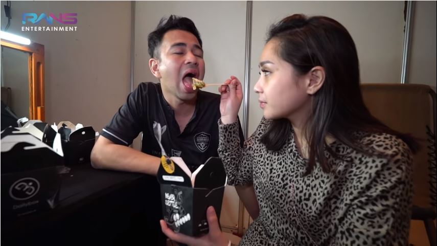 nagita-slavina-suapi-raffi-ahmad-saat-makan-sahur-pertama.jpg