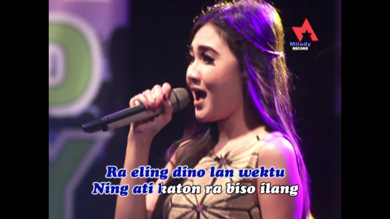 nella-kharisma-saat-menyanyikan-lagu-lungiting-asmoro.jpg