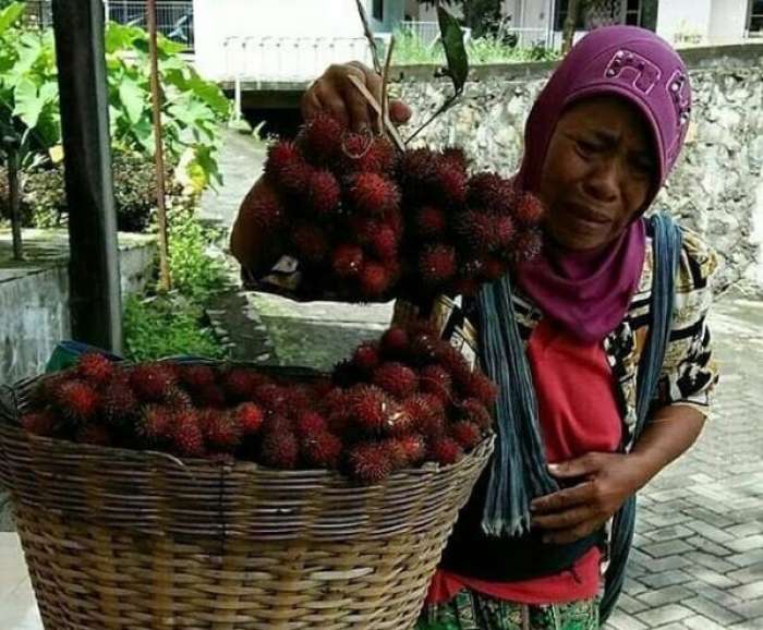 Kisah Nenek Penjual Rambutan yang Sering Tak Makan hingga Kakinya Bengkak