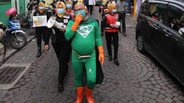 new-man-keluar-masuk-pasar-di-surabaya-untuk-mengingatkan-protokol-kesehatan.jpg