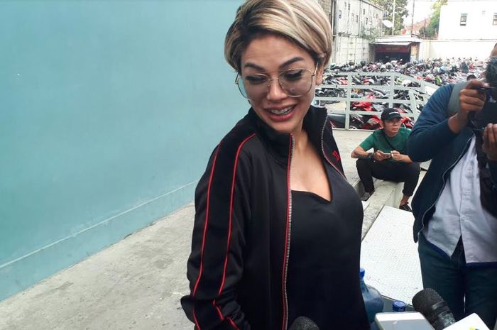 nikita-mirzani-saat-dijumpai-di-kawasan-tendean-mampang-jakarta-selatan-selasa-1382019.jpg