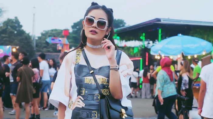 Tampil Gaya dengan Fashion Unik, Anting Nindy Ayunda Bikin Netizen Laper