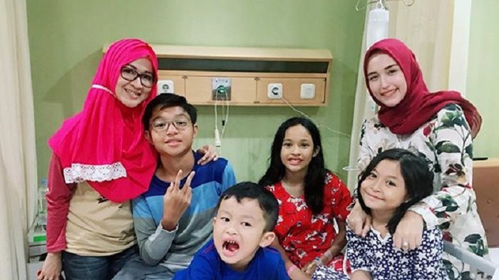 Kekompakan Adelia dan Okie Agustina saat Rawat Putri Pasha Ungu yang Terbaring di Rumah Sakit
