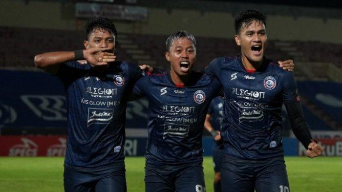 para-pemain-arema-fc-yaitu-dedik-ddw.jpg