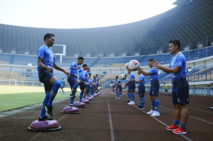 para-pemain-persib-bandung-melakukan-peregangan-dengan-bola-pada-latihan-di-stadion-gbla.jpg