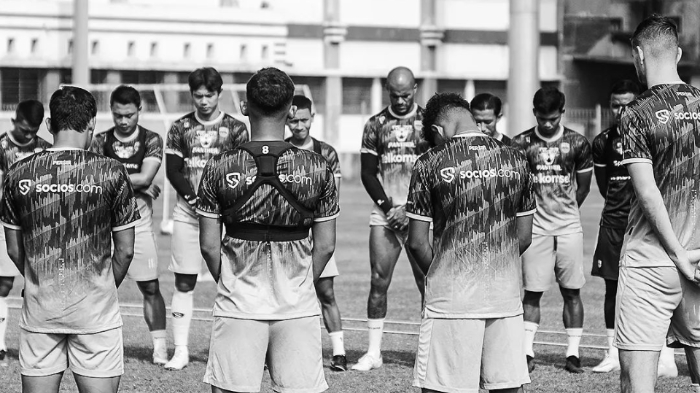 para-pemain-persib-bandung-memakai-pitam-hitam-dan-doa-bersama-sebelum-latihan.jpg