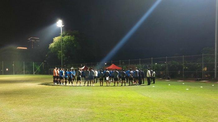 para-pemain-timnas-indonesia-u-23-saat-menjalani-latihan-di-lapangan-d.jpg