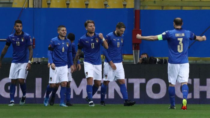para-pemain-timnas-italia-saat-merayakan-sebuah-gol.jpg
