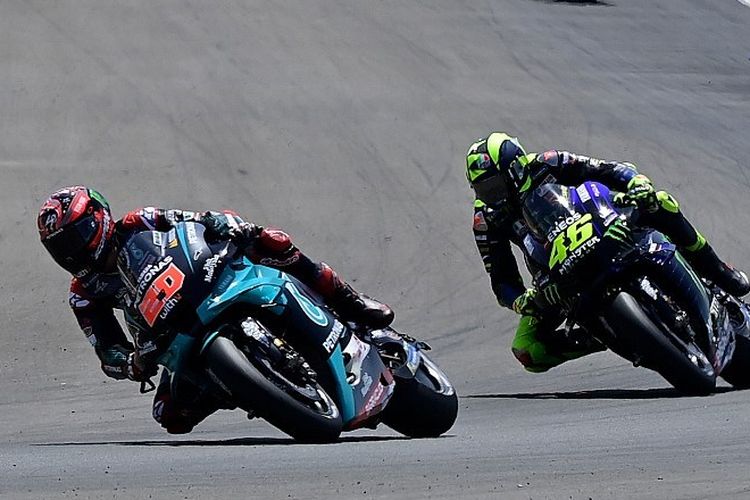 pebalap-petronas-yamaha-srt-fabio-quartararo-berduel-dengan-valentino-rossi-di-motogp-andalusia.jpg