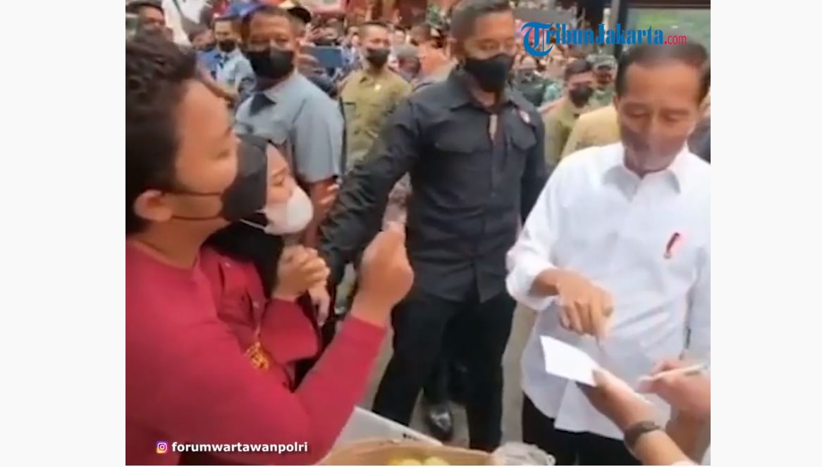 pedagang-di-pasar-bogor-jawa-barat-histeris-hampiri-presiden-joko-widodo-jokowi.jpg