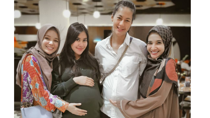pegang-perut-paula-verhoeven-yang-hamil-besar-zaskia-sungkar-ucap-doa-dengan-dewi-sandra-bismillah.jpg