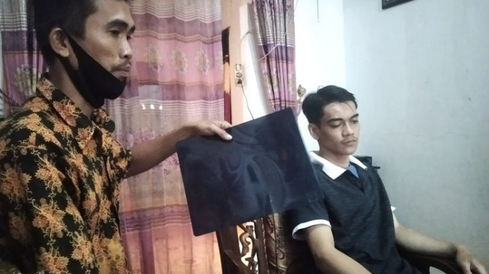 pegawai-konter-handphone-di-jalan-woltermonginsidi-lampung-bernama-asep-nasrullah-23.jpg