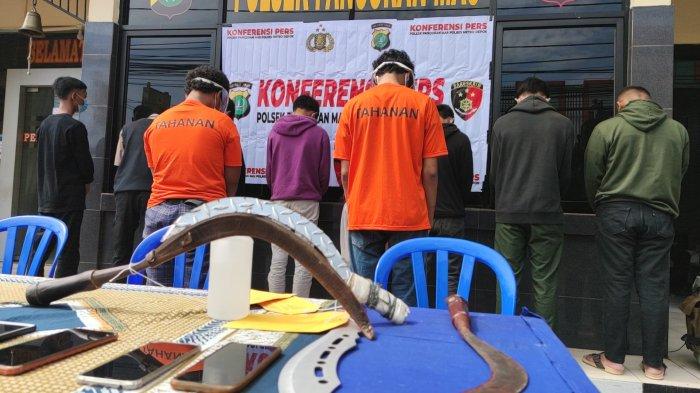 pelaku-utama-tawuran-maut-di-depok-ketika-diamankan-di-mapolsek-pancoran-mas.jpg