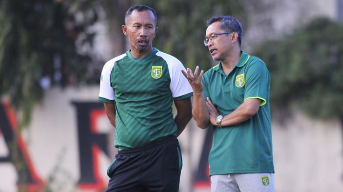 pelatih-baru-persebaya-surabaya-aji-santoso-kanan-berdiskusi-dengan-uston-nawawi.jpg