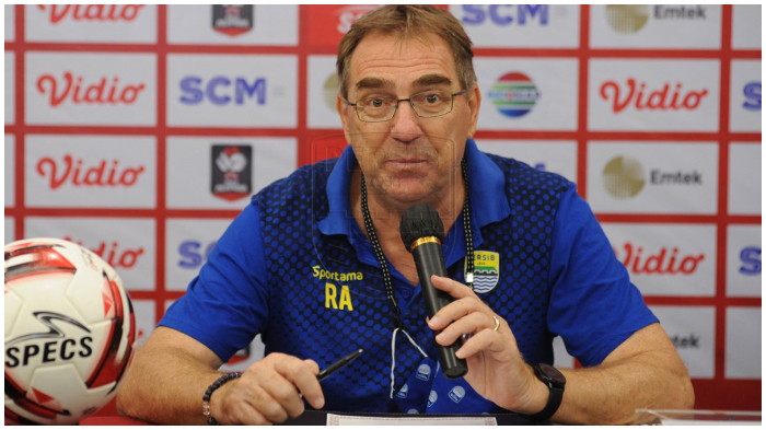 pelatih-persib-bandung-robert-alberts-dalam-sesi-jumpa-pers-sebelum-laga-melawan-persija.jpg