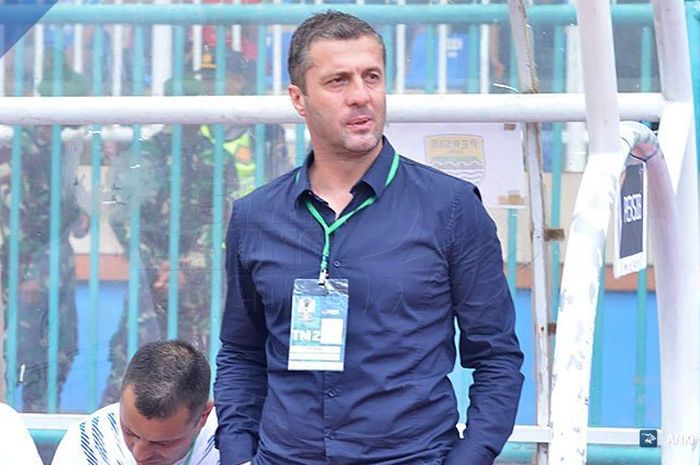 pelatih-persib-miljan-radovic-saat-mendampingi-timnya-melawan-tuan-rumah-persiwa-untuk-piala-indone.jpg