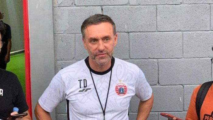pelatih-persija-jakarta-thomas-doll-dalam-sesi-latihan-di-nirwana-park-sawangan-jawa-barat.jpg