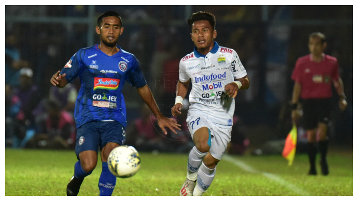 pemain-arema-fc-agil-munawar-dibayangi-oleh-gelandang-persib-bandung-ghozali-siregar.jpg