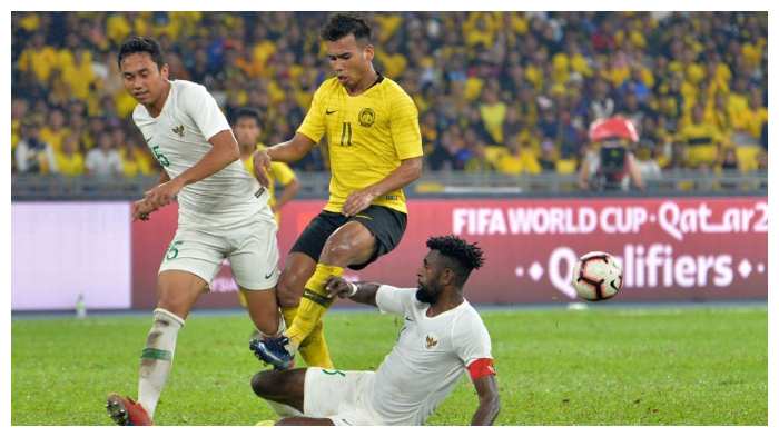 pemain-malaysia-safawi-rasid-mendapatkan-hadangan-dari-pemain-timnas-indonesia.jpg
