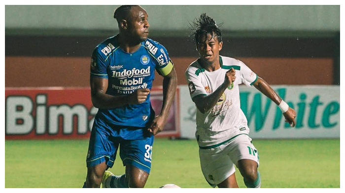 pemain-persib-bandung-victor-igbonefo-berduel-dengan-pemain-muda-persebaya-surabaya-supriadi.jpg