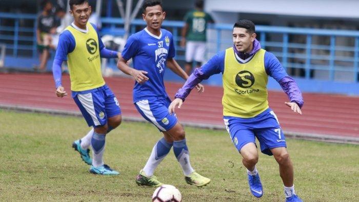 Ditemukan Benda Asing di Lutut Gelandang Persib Bandung Esteban Vizcarra