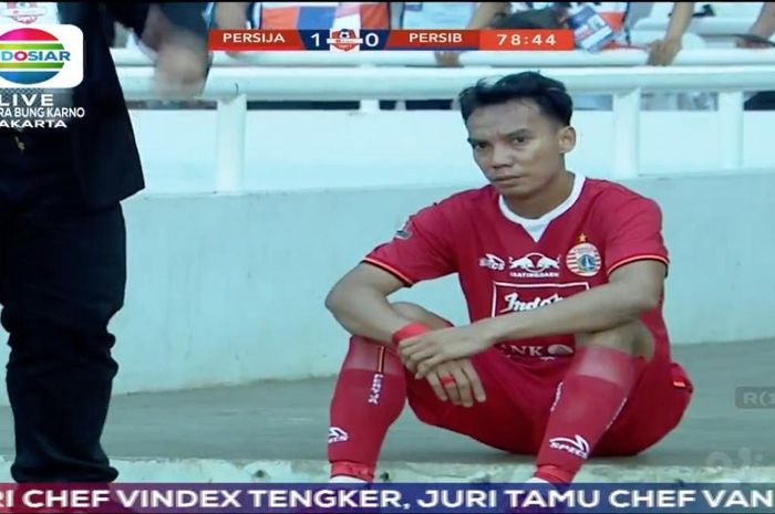 pemain-persija-jakarta-novri-setiawan-terduduk-lesu-setelah-mendapat-kartu-merah-pada-laga.jpg