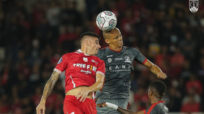 pemain-persis-solo-fernando-rodrguez-berduel-udara-dengan-pemain-madura-united.jpg