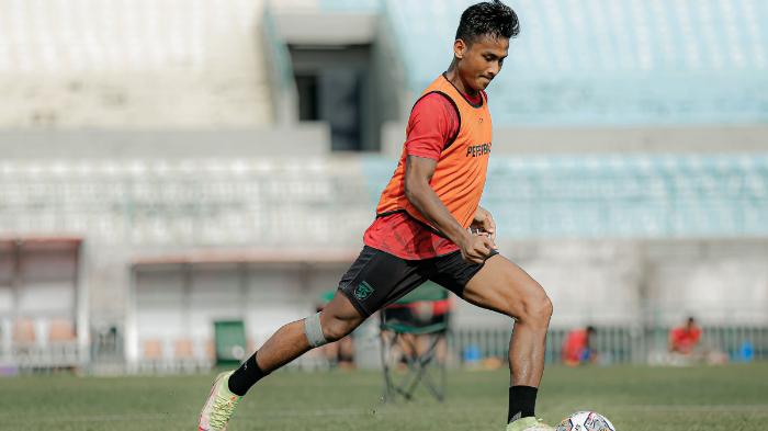 pemain-sayap-januar-eka-saat-menjalani-latihan-di-persebaya-surabaya.jpg