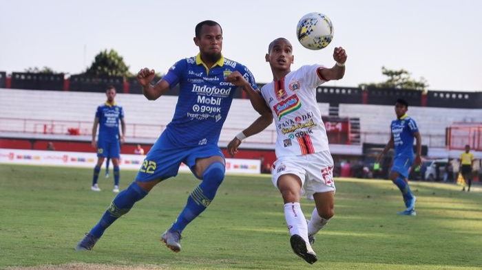 pemain-sayap-persija-jakarta-riko-simanjuntak-kanan-dibayangi-bek-persib-bandung-supardi-nasir.jpg