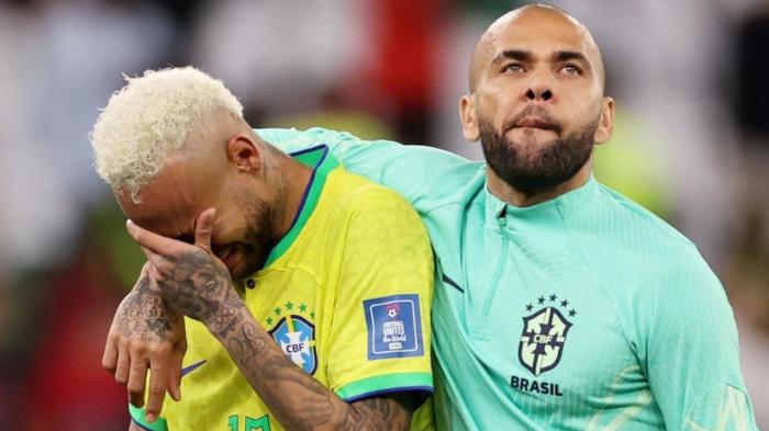 pemain-timnas-brasil-neymar-dan-dani-alves-menangis-setelah-tersingkir-di-piala-dunia-2022.jpg