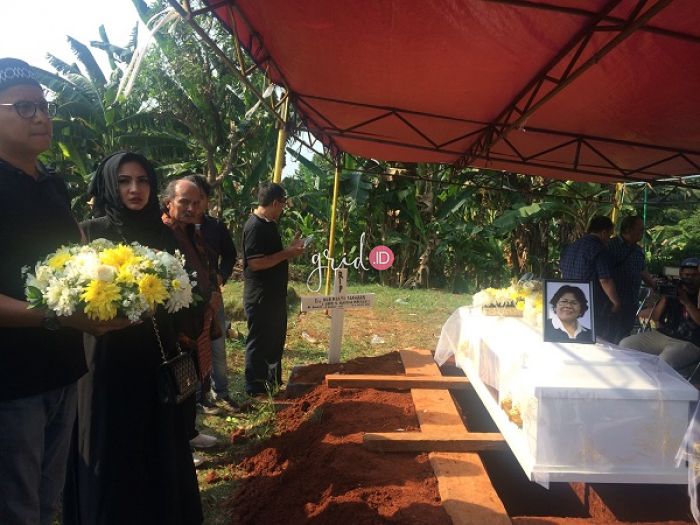 Tak Ada Tahlilan, Begini Cara Natalie Sarah Doakan Mendiang Ibunda yang Berbeda Agama!