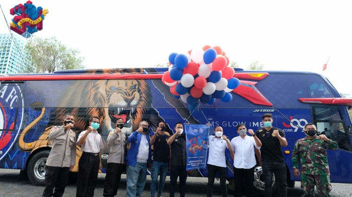 penampakan-bus-anyar-arema-fc-sebuah-kado-ulang-tahun-ke-34-dari-presiden-klub-gilang.jpg