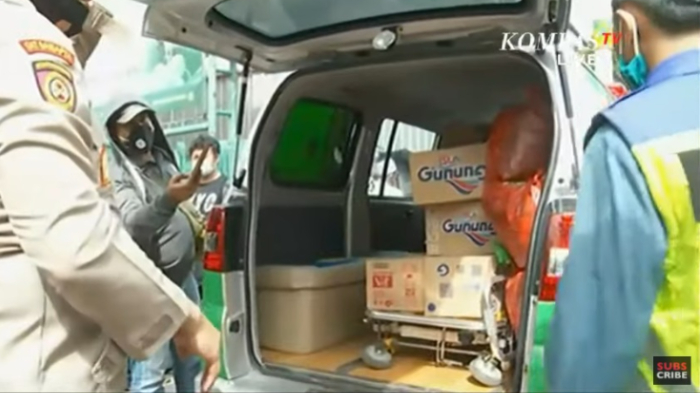 penampakan-mobil-ambulans-berisi-logistik-dalam-aksi-demo-1812-2.jpg