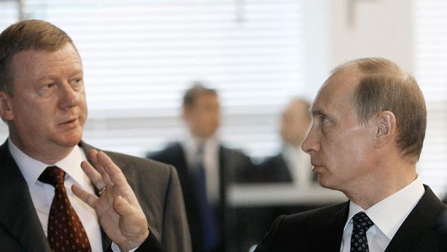 penasihat-senior-rusia-anatoly-chubais-kiri-dan-presiden-rusia-vladimir-putin-pada-2008-lalu.jpg