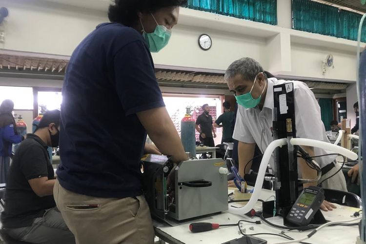 pencipta-vent-i-syarif-hidayat-tengah-melihat-proses-pengerjaan-ventilator-portable.jpg