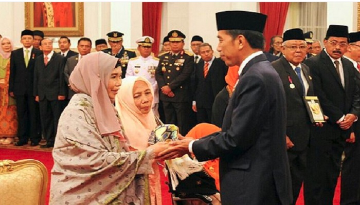 Jokowi Anugerahkan Gelar Pahlawan di Istana Negara, Netizen: Habis Mantu Langsung Kerja