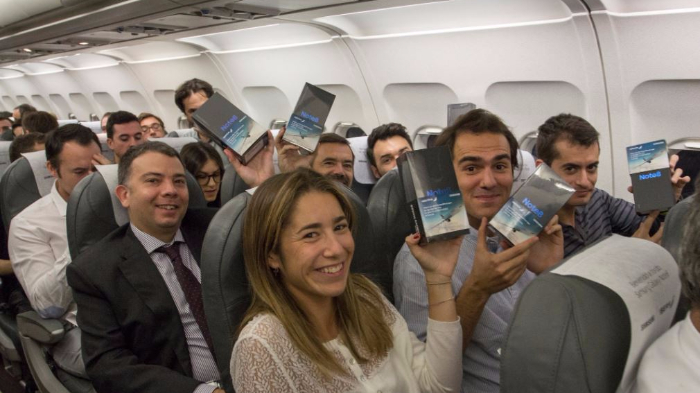 200 Penumpang Ketiban Rezeki, Samsung Galaxy Note 8 Dibagikan Cuma-cuma dalam Pesawat