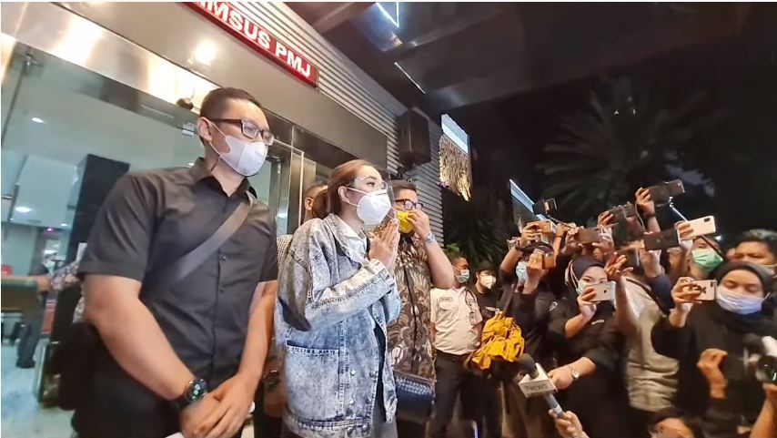 penyanyi-gisella-anastasia-setelah-menjalani-pemeriksaan-di-polda-metro-jaya-jumat-812021.jpg