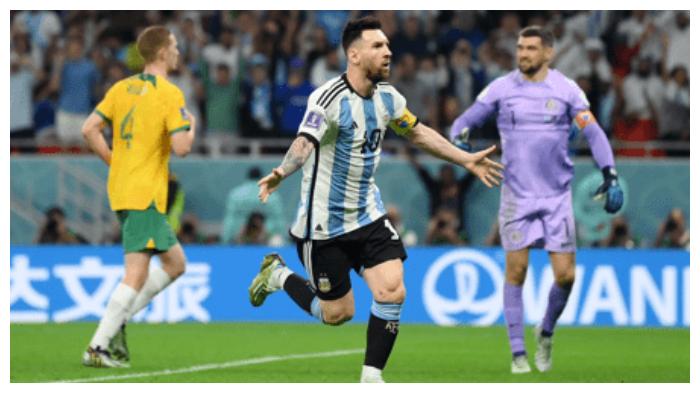 penyerang-argentina-lionel-messi-mencetak-gol-ke-gawang-autralia-di-piala-dunia-2022.jpg