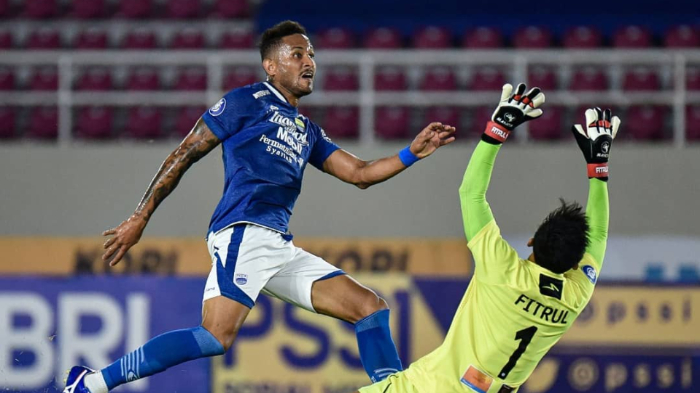 penyerang-persib-bandung-wander-luiz-berhadapan-dengan-kiper-persipura-jayapura-fitrul.jpg