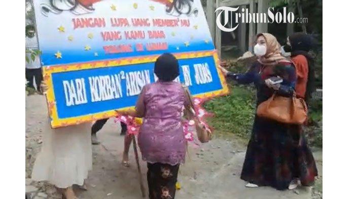 pernikahan-di-mojosongo-solo-digeruduk-emak-emak-korban-arisan-online.jpg