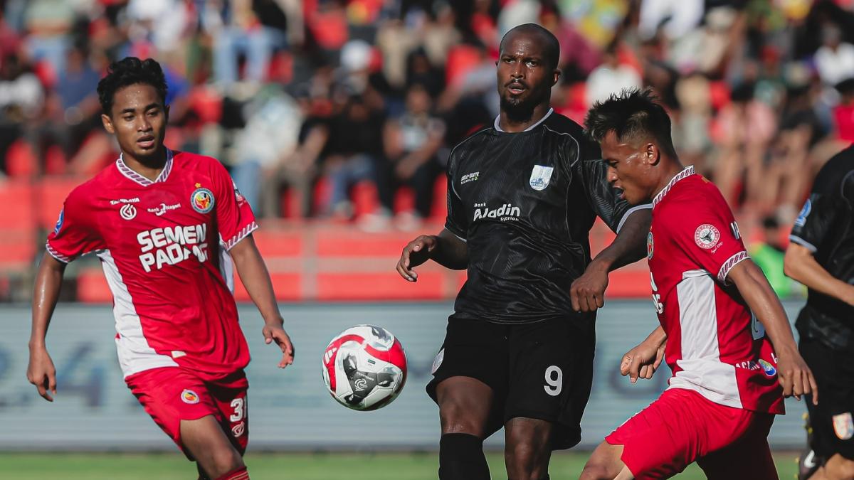 persis-kontra-semen-padang-haji-agus-salim.jpg