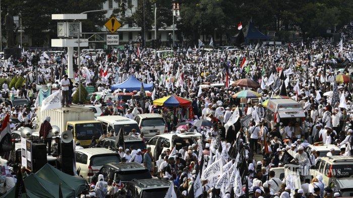 peserta-aksi-212-di-kawasan-jalan-mh-thamrin-jakarta-minggu-2122018.jpg
