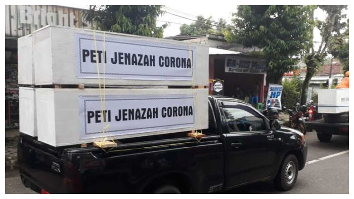 peti-jenazah-yang-diarak-keliling-kota-untuk-sebagai-kemapanye-dari-pemkab-banjarnegara.jpg